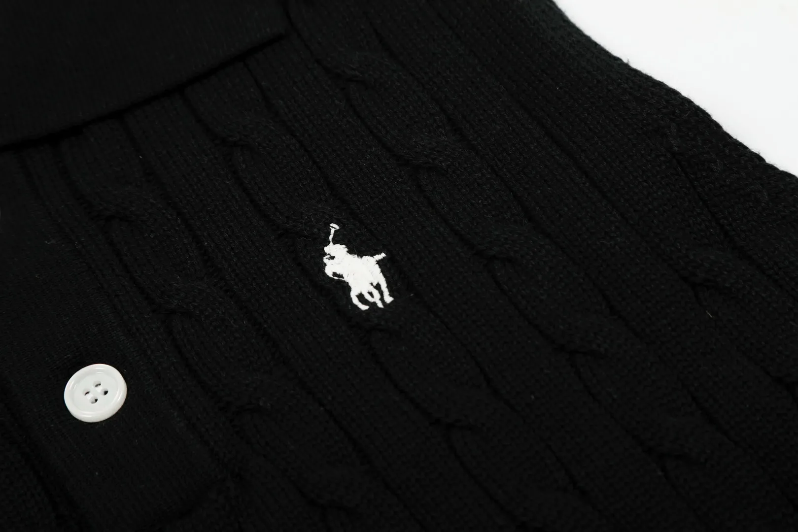 P166 💰 "Top quality" Style number: DS023# (not off the shelves all year round) [Ralph Lauren POLO lapel solid color pony embroidered logo knitted vest short sleeves] ✅Ralph Lauren Ralph Lauren classic basic versatile all-season cardigan knitted POLO vest vest short sleeves ✅Main supplier platform live broadcast Wholesale entity Replacement when out of stock Not off the shelf ✅ZP quality 1:1 version Scan the code to enter the GF website Counter quality ✅Details and quality are the only one in Guangzhou. Imported quality cotton yarn, focusing on high-end, cost-effective. Needless to say good quality. ✅Restore the original version. The maximum size can be worn up to 150 pounds. Loose, comfortable and stress-free. Olive green, denim blue, Chinese red